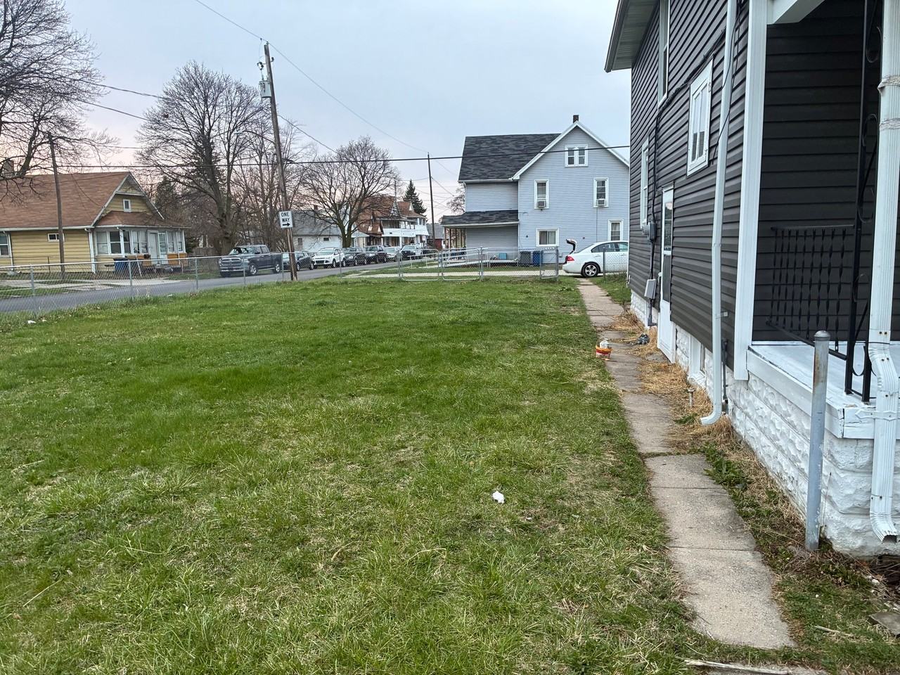 1305 Mott Ave - Photo 3 of 14