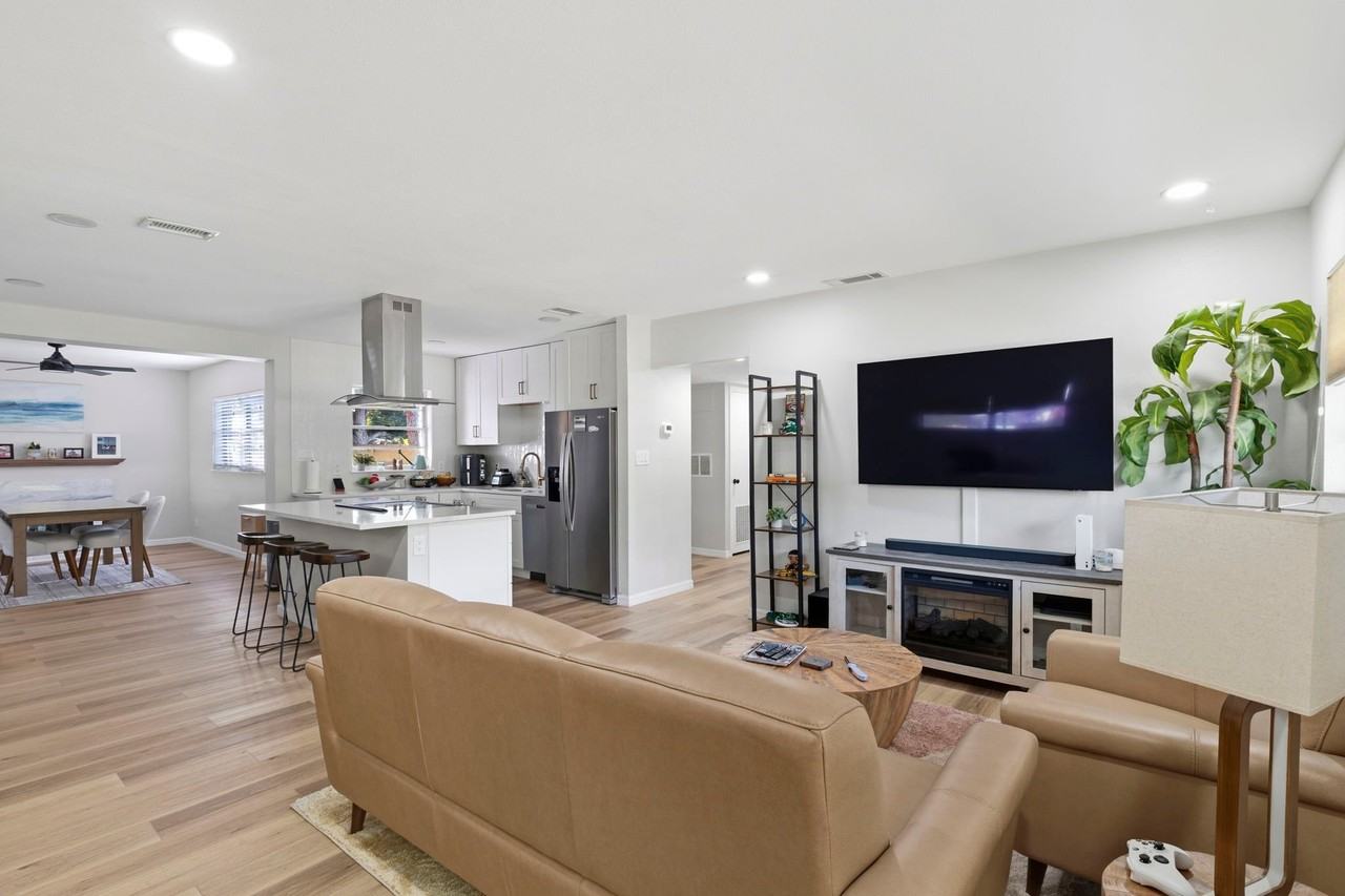 4206 W Iowa Ave - Photo 2 of 15