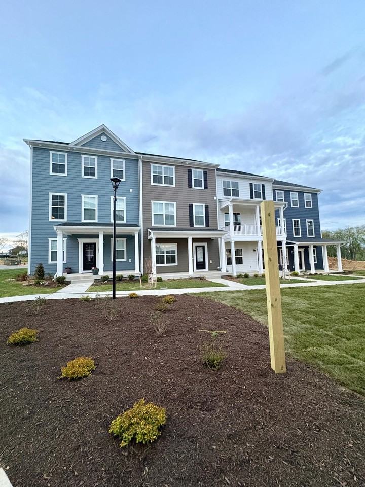 1085 Balsam Ln - Photo 3 of 21
