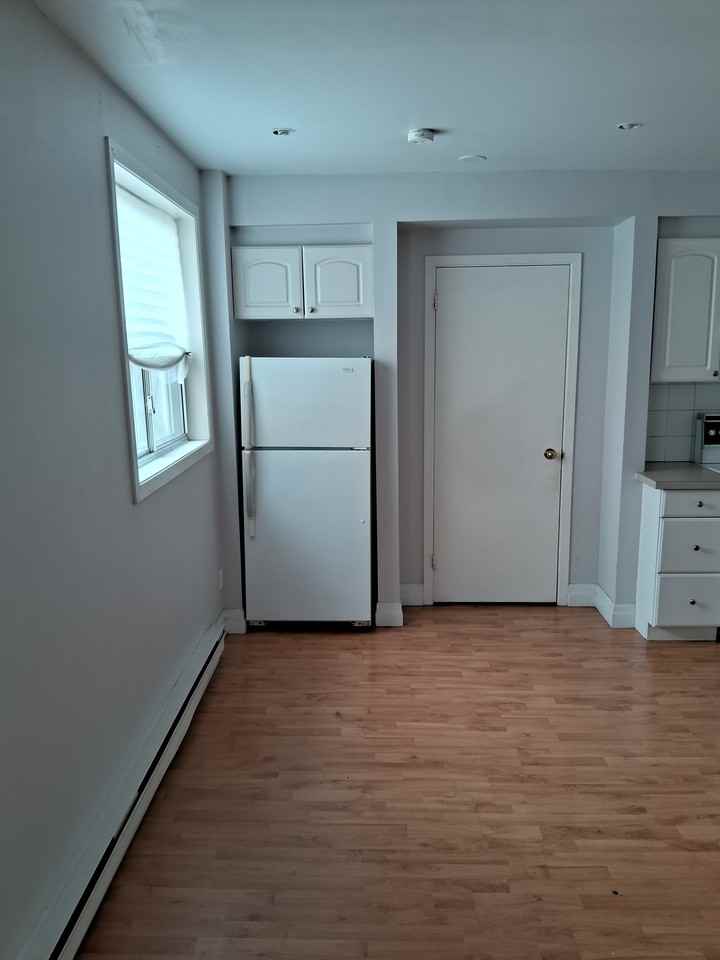 1421 Dundas Street West - Photo 9