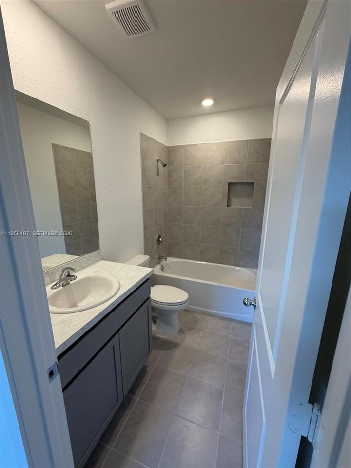323 Northeast 16th Street - Photo 2 of 22