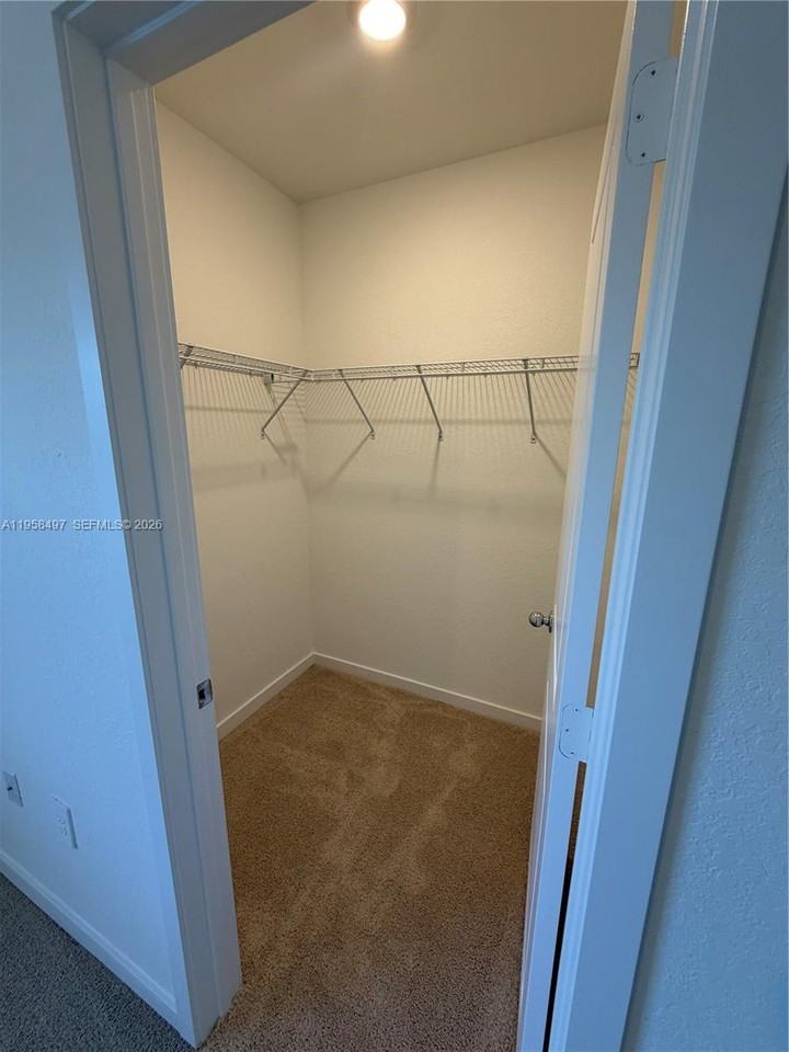 323 Northeast 16th Street - Photo 4 of 22