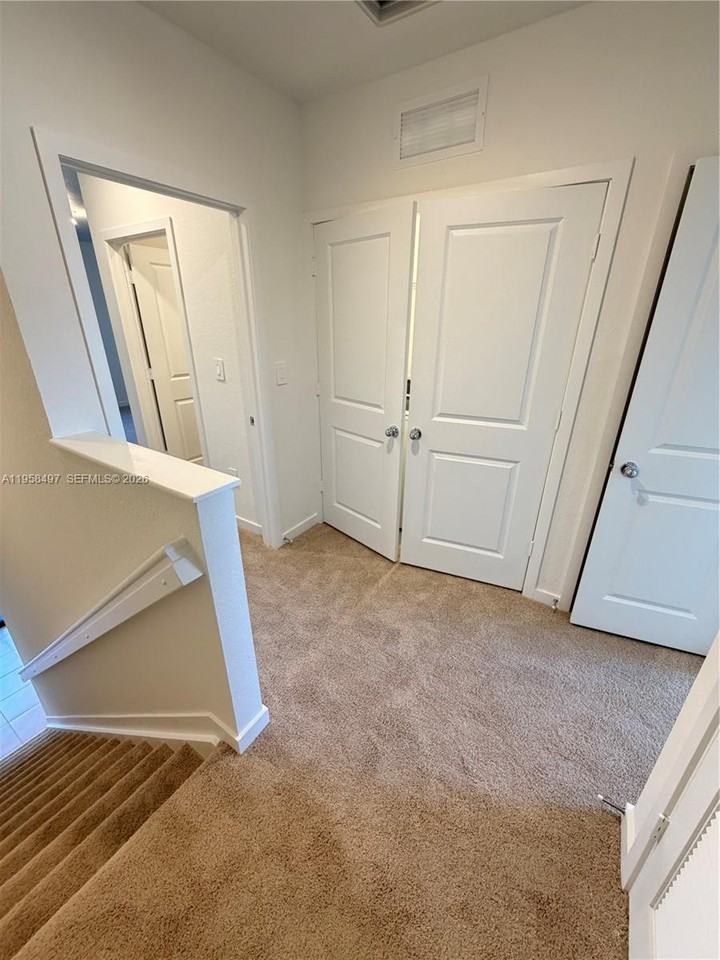 323 Northeast 16th Street - Photo 5 of 22