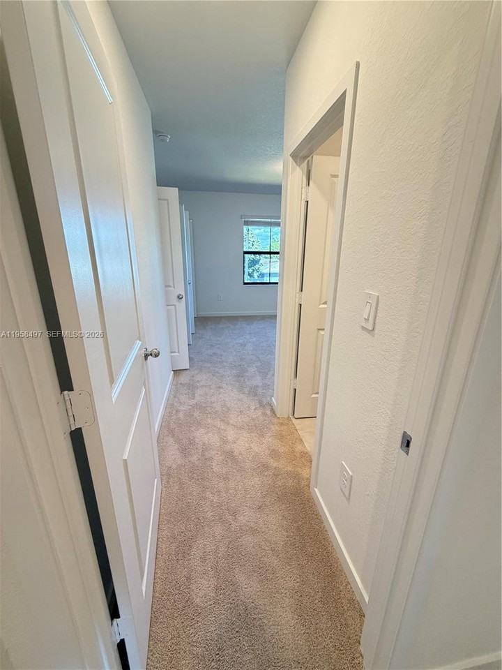 323 Northeast 16th Street - Photo 7 of 22