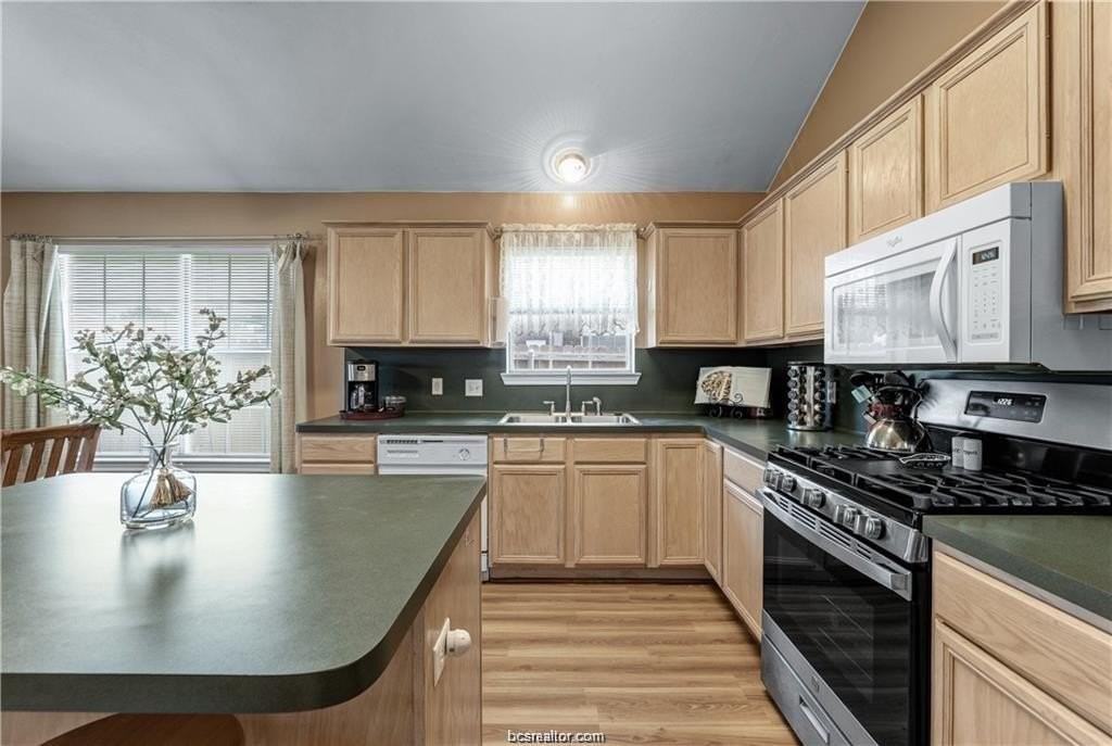 807 Azalea Ct - Photo 6 of 23