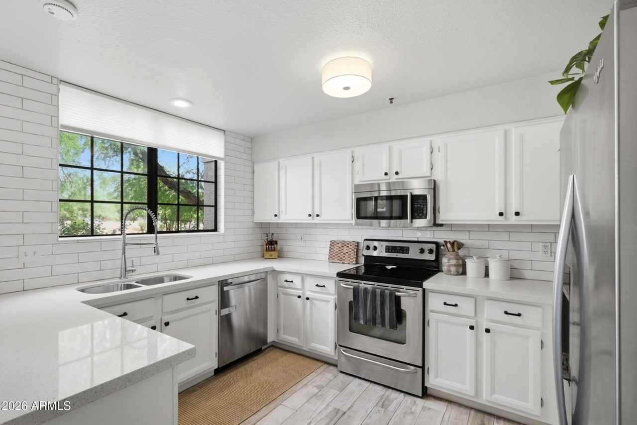 11515 N 91st St - Photo 3 of 37