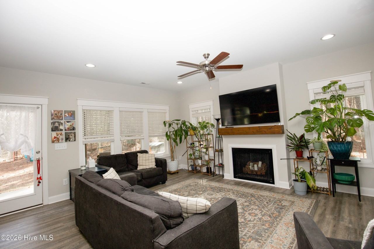 643 Lilac Ln - Photo 7 of 50