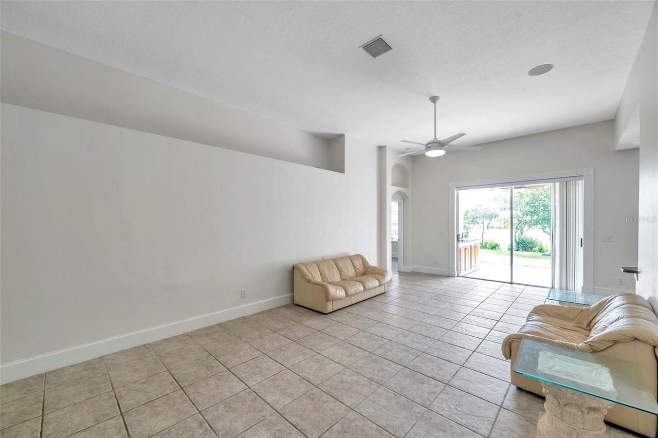 1915 Fruitridge St - Photo 4 of 42