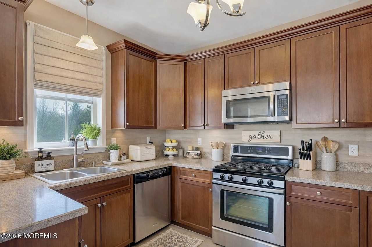 631 Sloan Ct - Photo 5 of 10