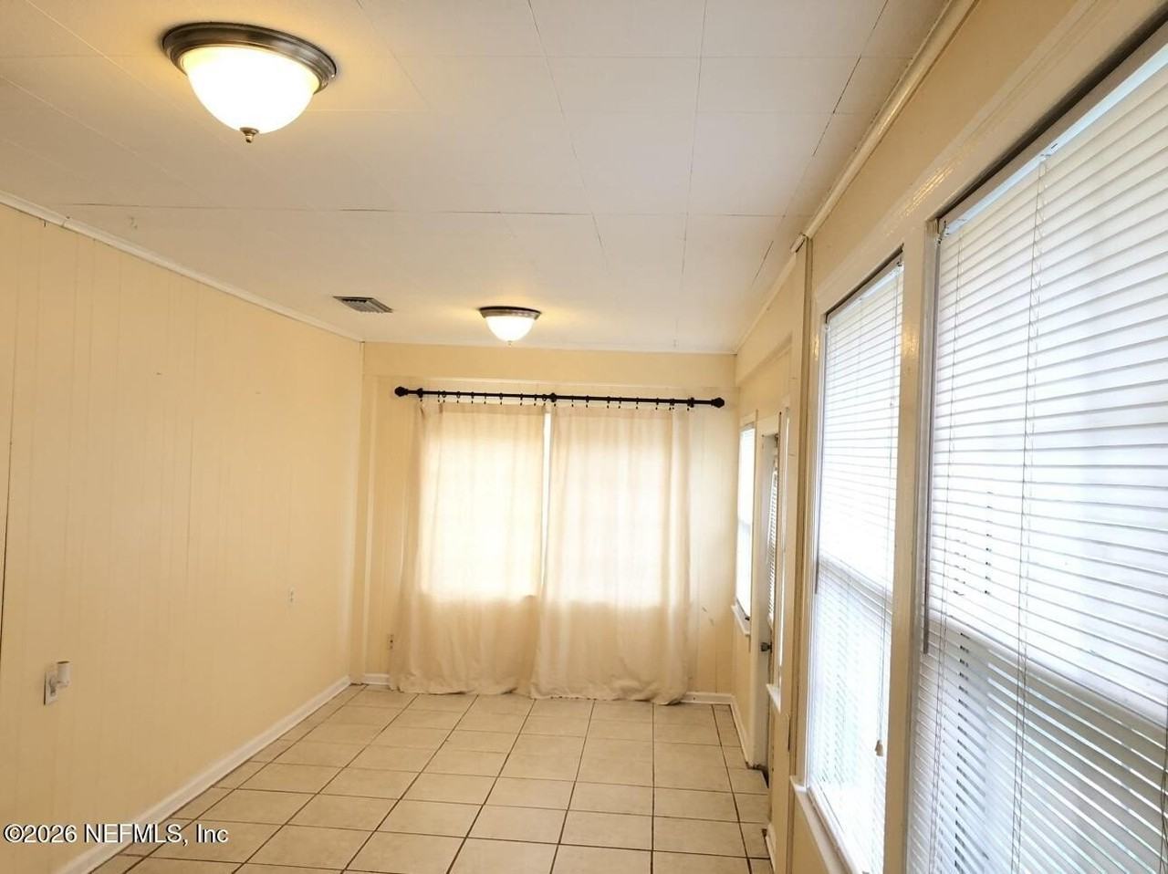 4245 Redwood Ave - Photo 3 of 10