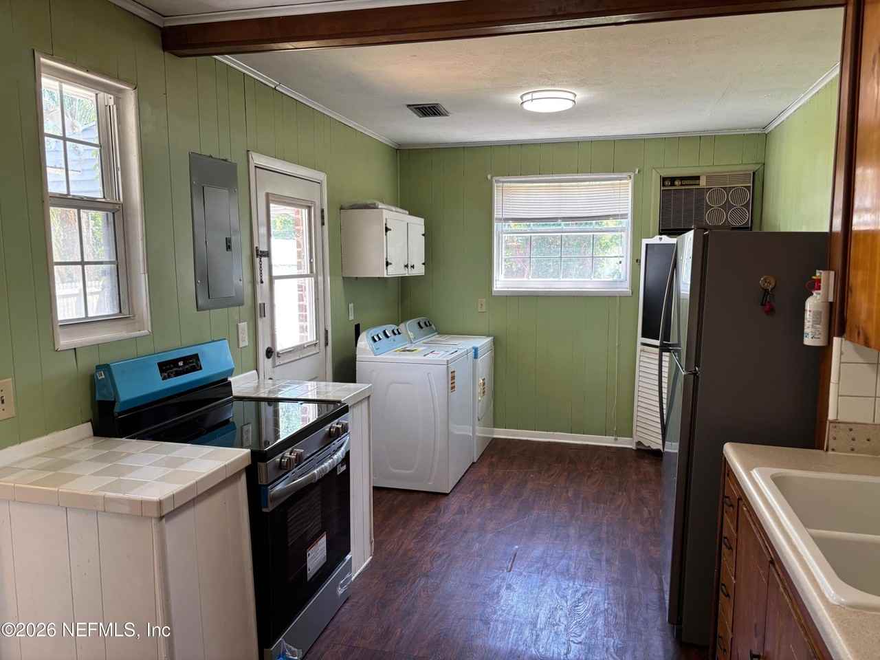 4245 Redwood Ave - Photo 4 of 10