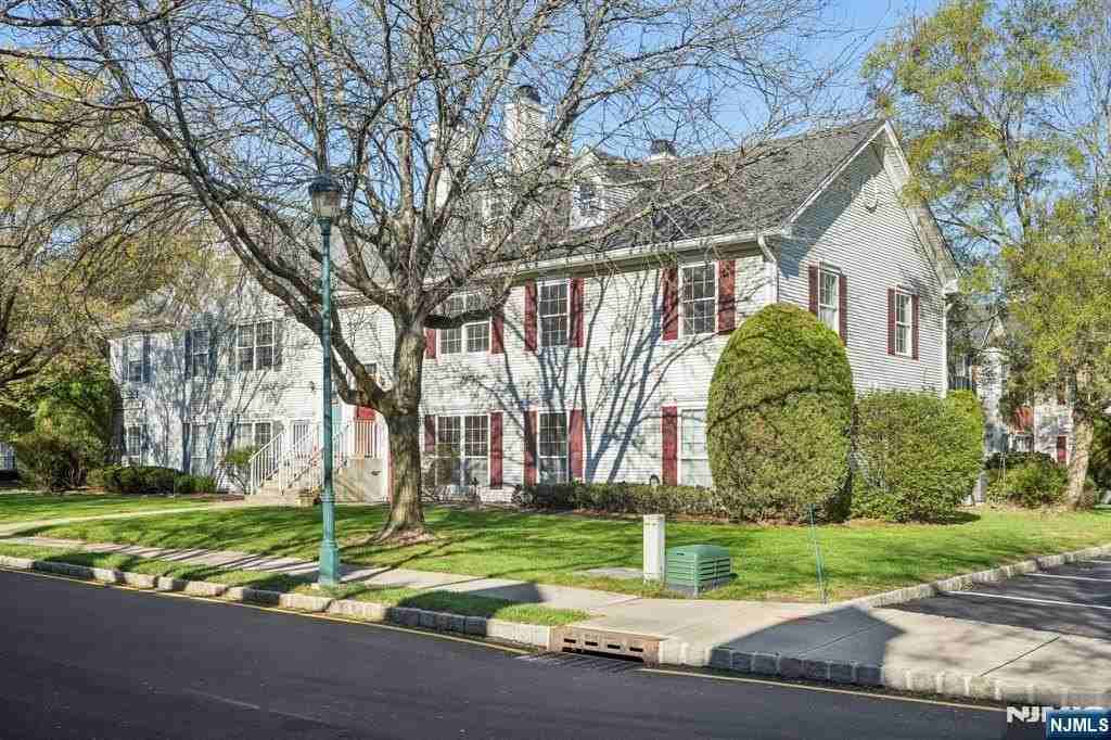 1003 Cumberland Ct - Photo 2 of 31