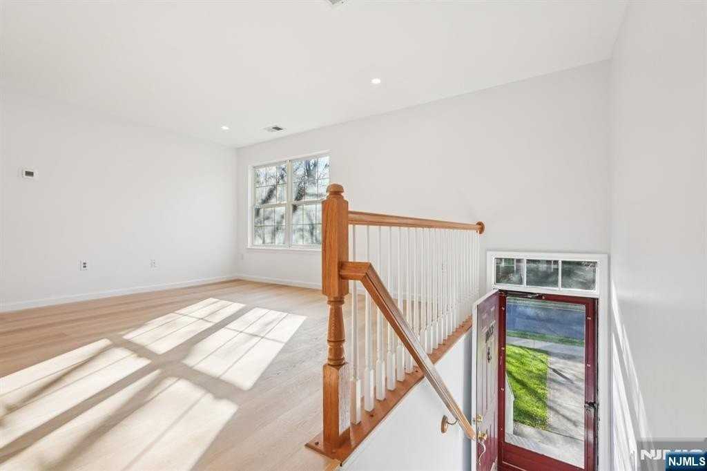 1003 Cumberland Ct - Photo 5 of 31