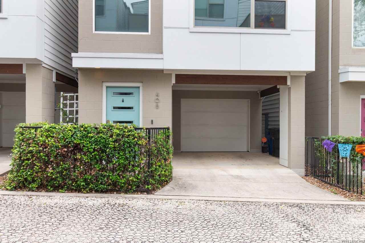 408 Lewis St - Photo 2 of 20