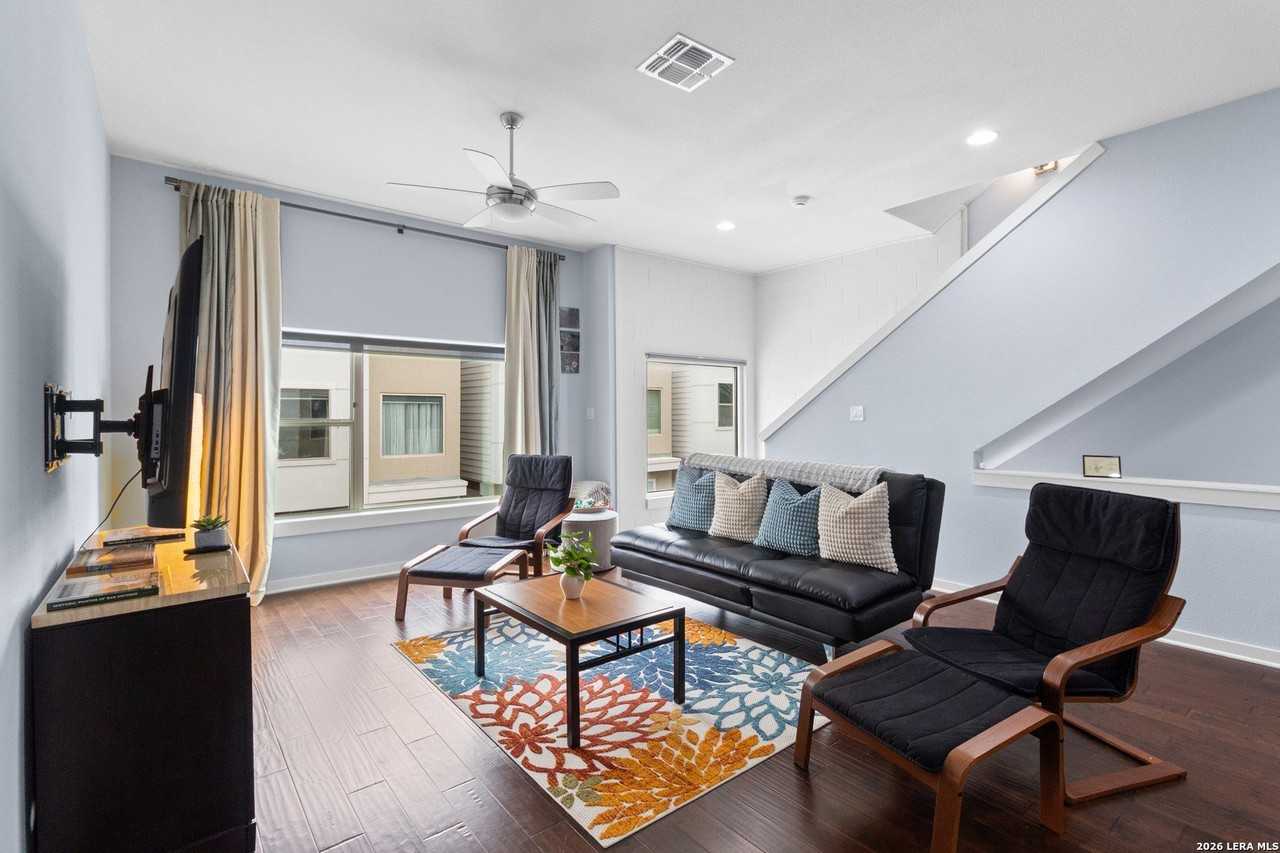 408 Lewis St - Photo 4 of 20