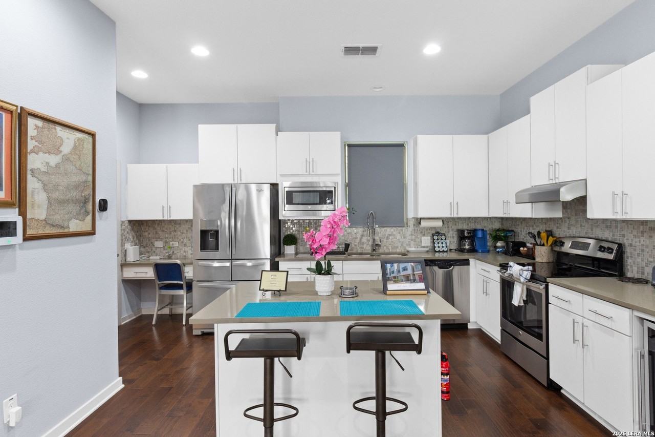 408 Lewis St - Photo 6 of 20