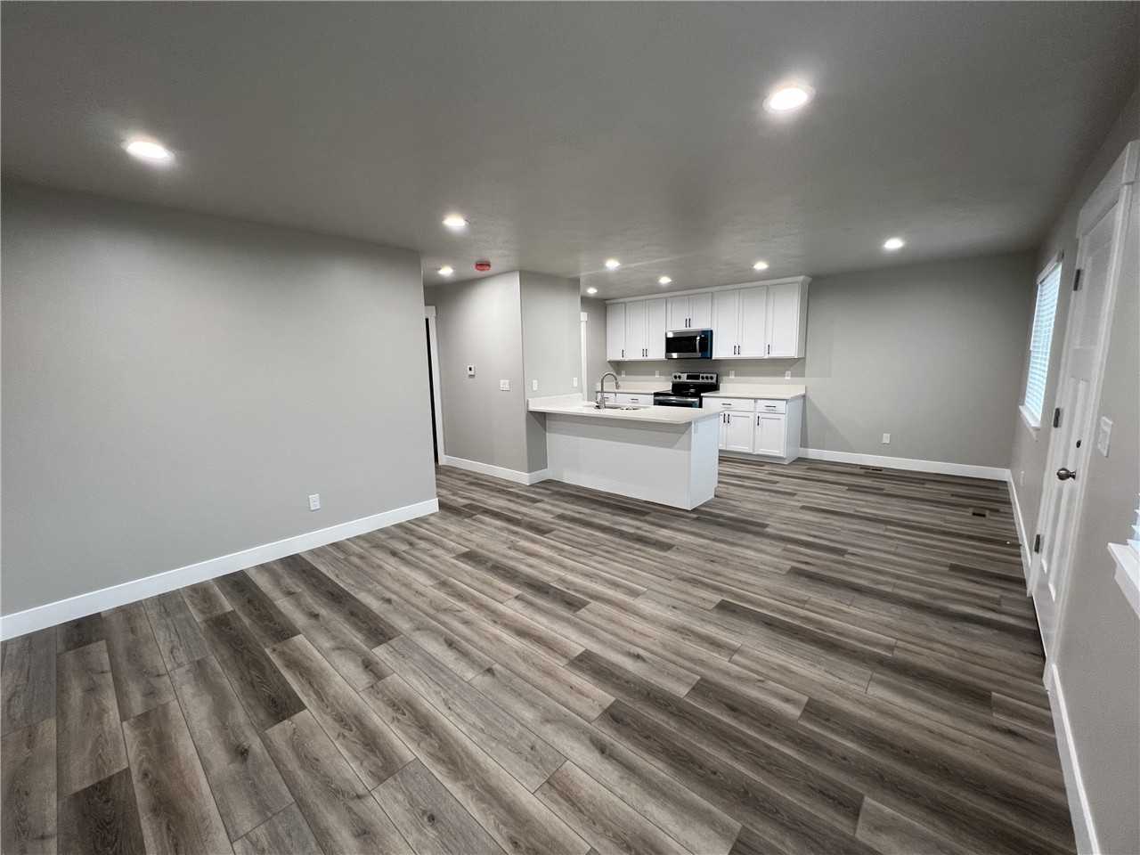 447 Es - Photo 3 of 23