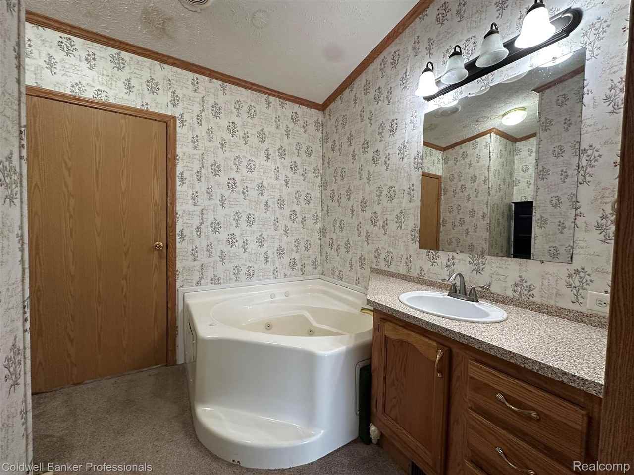 1725 Burnside Rd - Photo 3 of 18