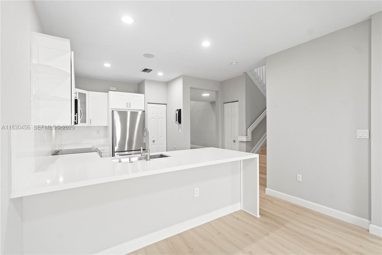 10761 Northwest 75th Street - Photo 3 of 53