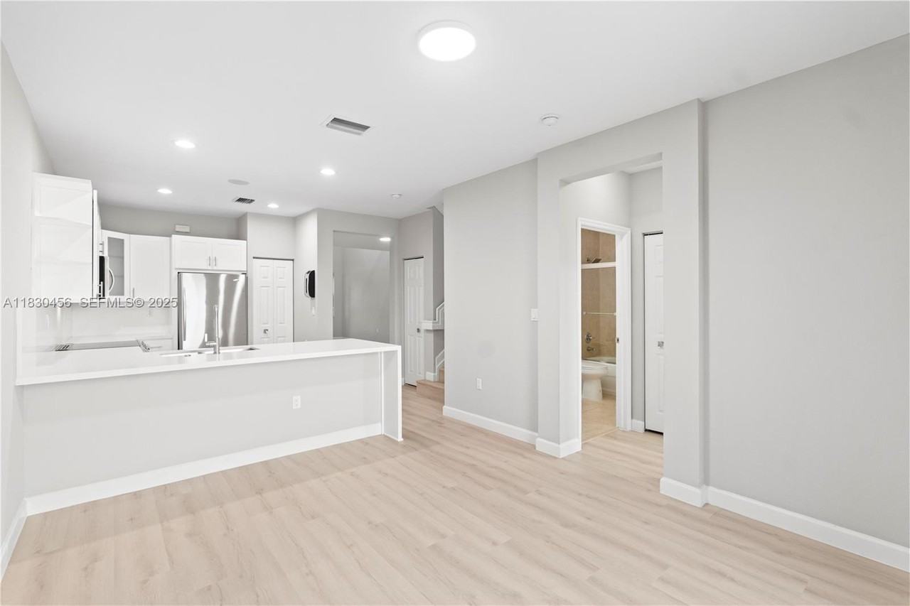 10761 Northwest 75th Street - Photo 5 of 53