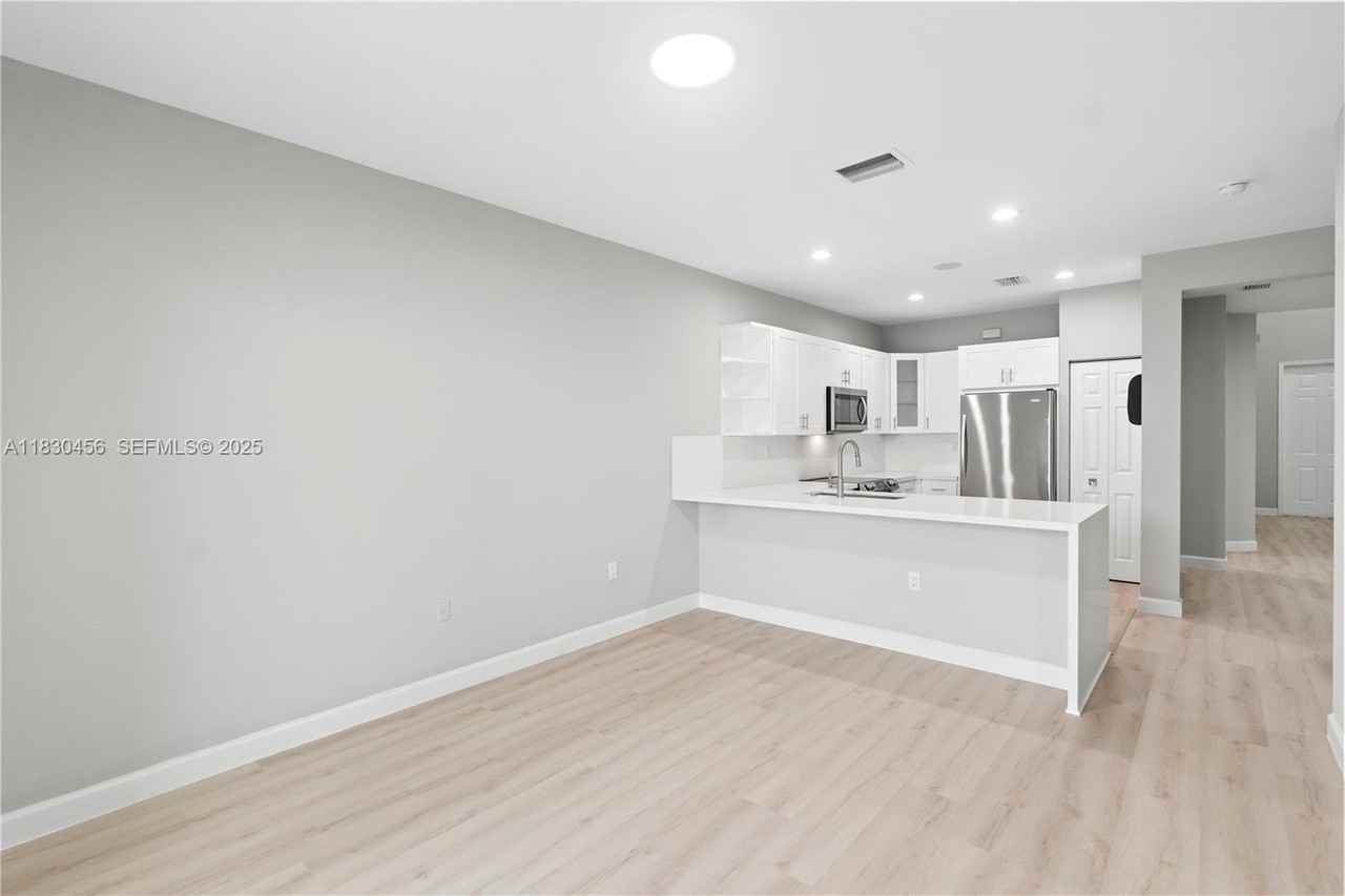 10761 Northwest 75th Street - Photo 4 of 53