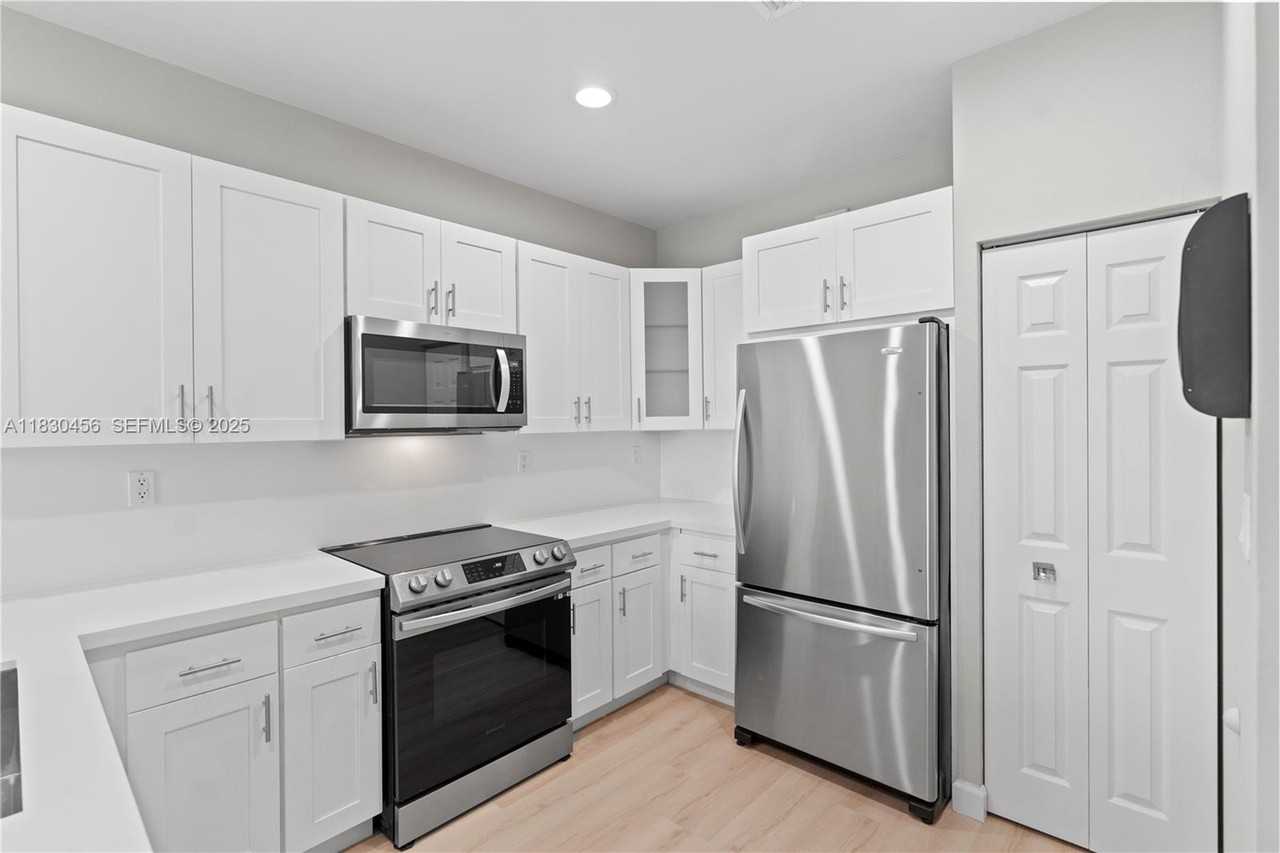 10761 Northwest 75th Street - Photo 6 of 53