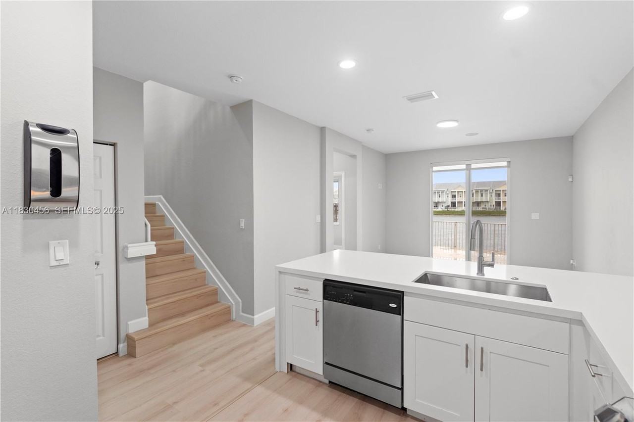 10761 Northwest 75th Street - Photo 7 of 53