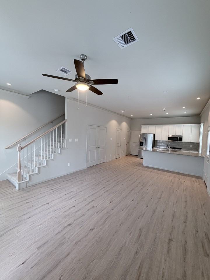 Beebrush - Photo 7 of 25