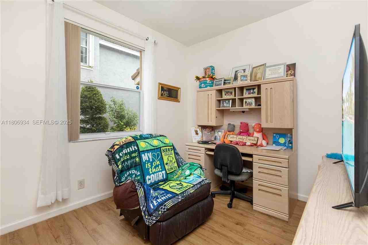 14841 Southwest 20th Street - Photo 7 of 21