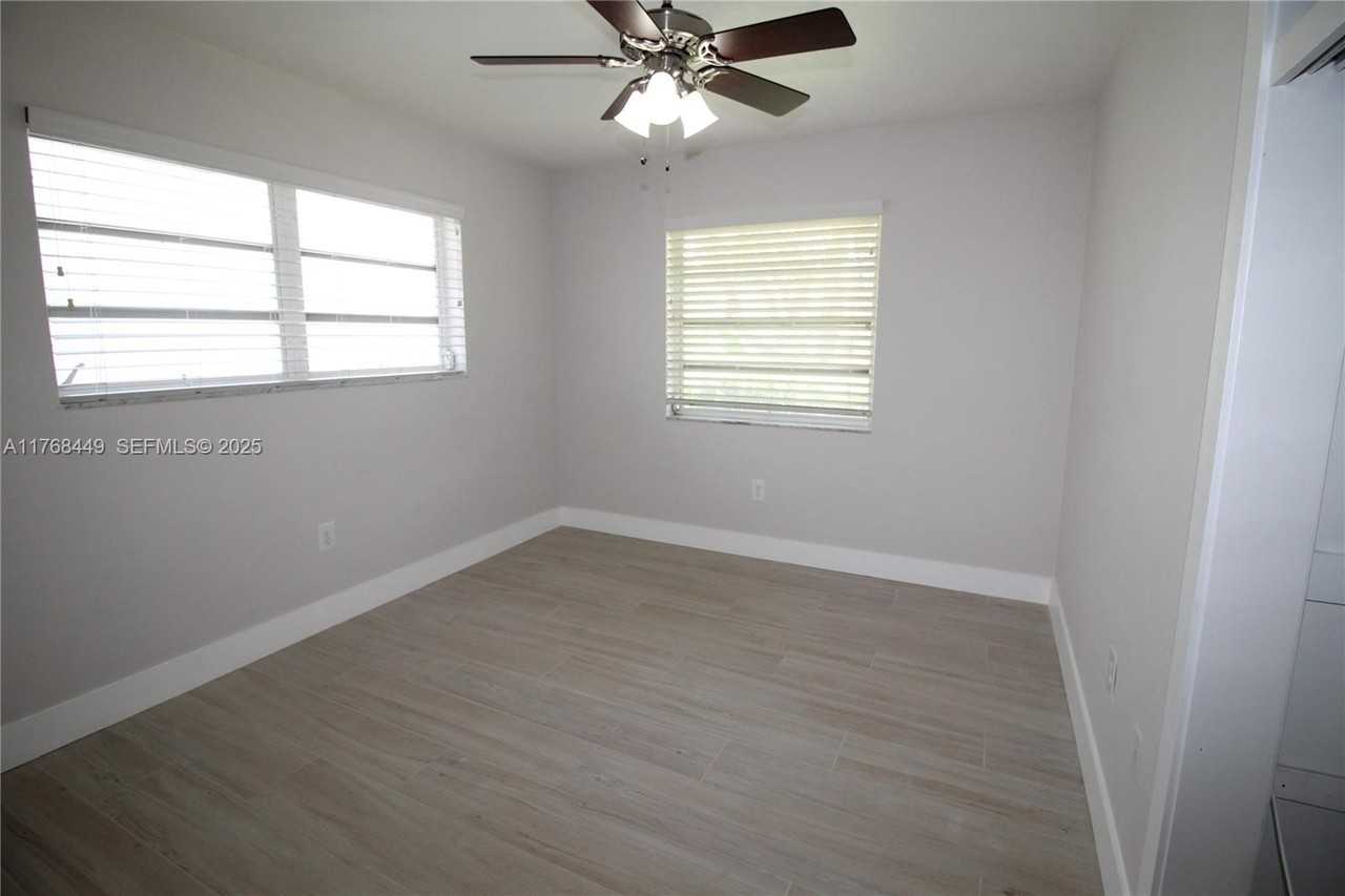 4540 Southwest 15th Street - Photo 4 of 38