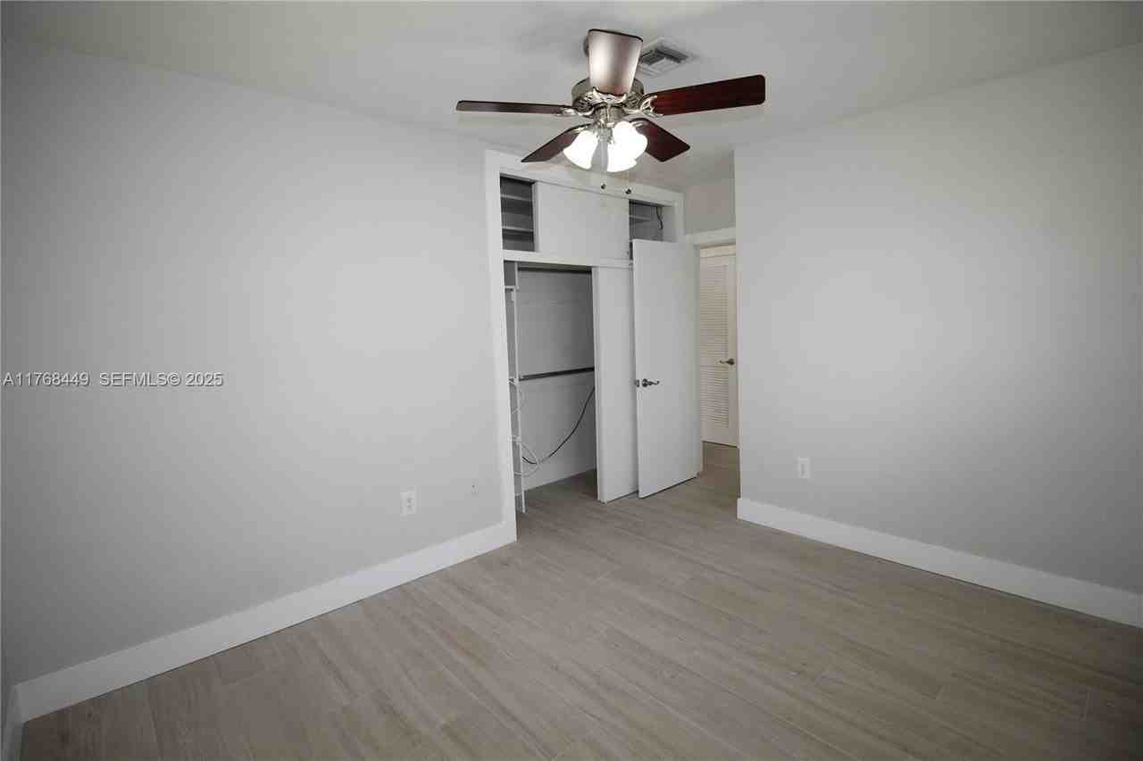 4540 Southwest 15th Street - Photo 5 of 38