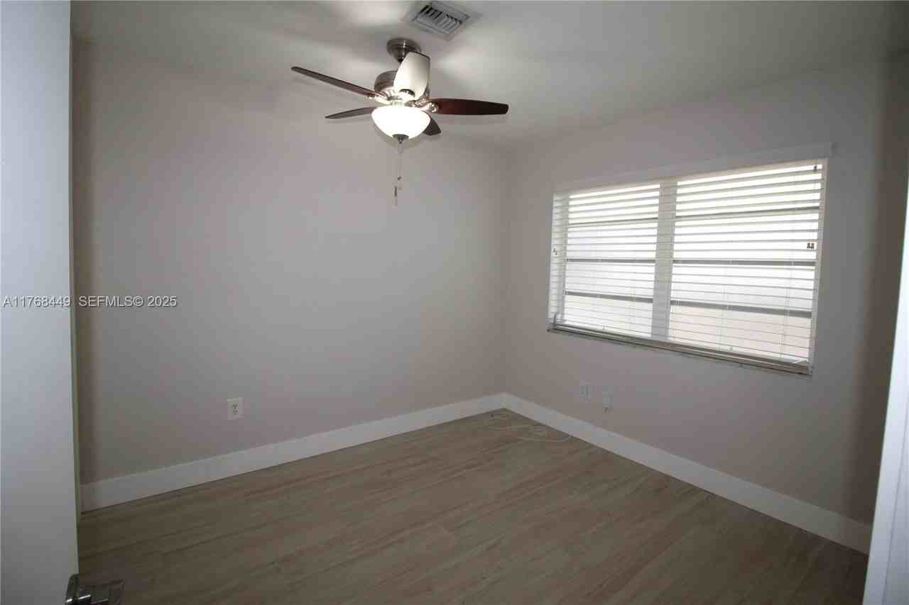 4540 Southwest 15th Street - Photo 6 of 38