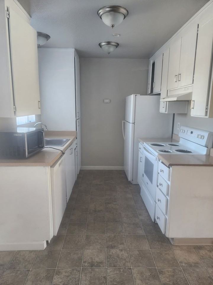 BIRCHES APTS - Photo 7 of 18