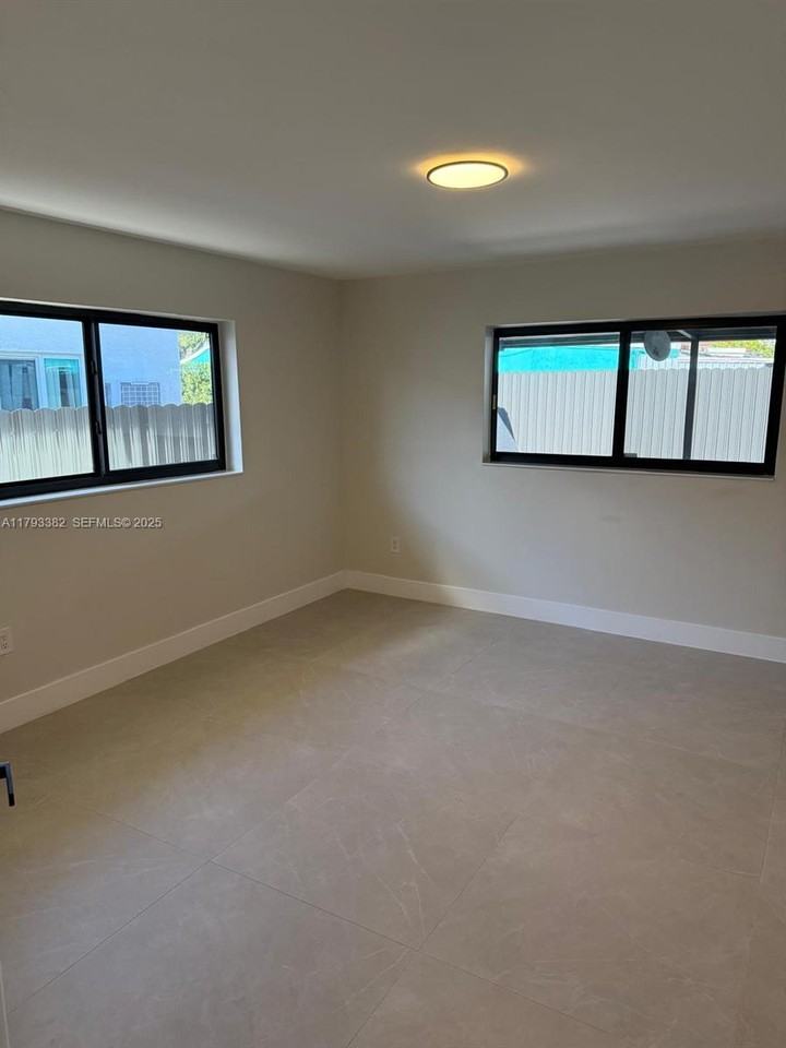 3983 Southwest 2nd Street - Photo 5 of 45