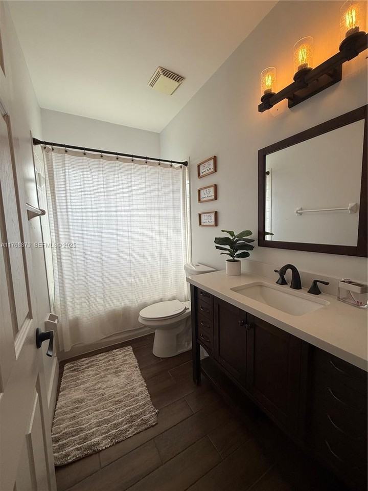 3571 Northeast 11th Drive #0 - Photo 2 of 13