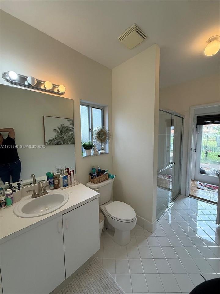 3571 Northeast 11th Drive #0 - Photo 3 of 13