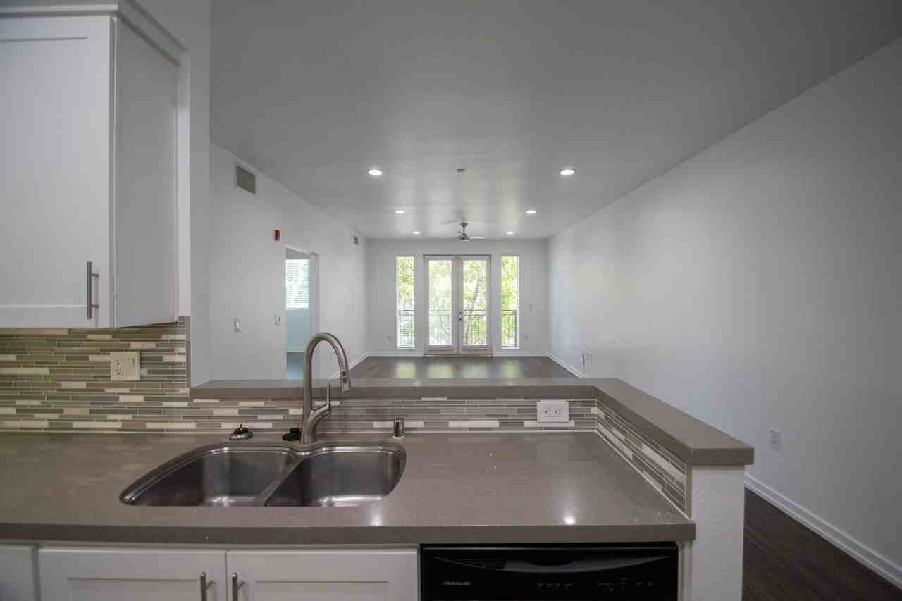 7851 - Photo 7 of 30