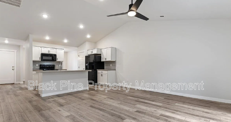 3949 N Amberwood Ave - Photo 2 of 23