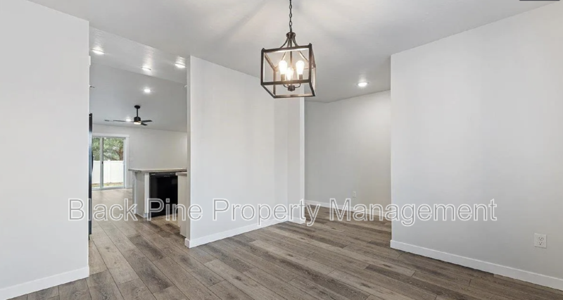 3949 N Amberwood Ave - Photo 3 of 23