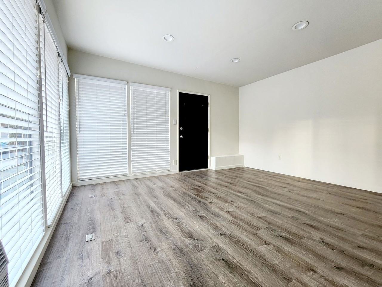 542 Glenrock Ave - Photo 2 of 6