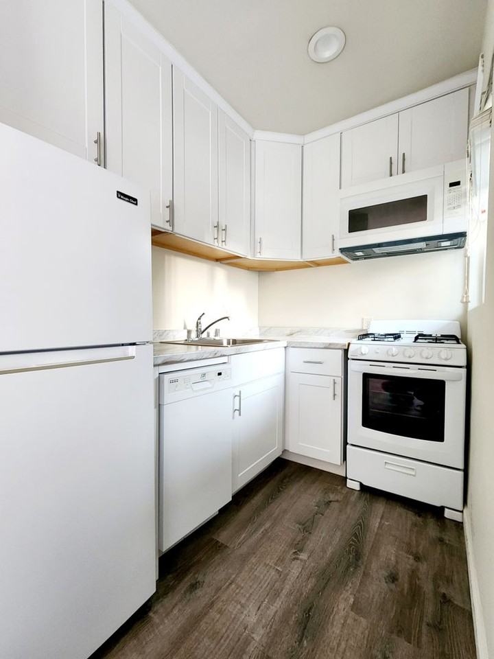 542 Glenrock Ave - Photo 3 of 6