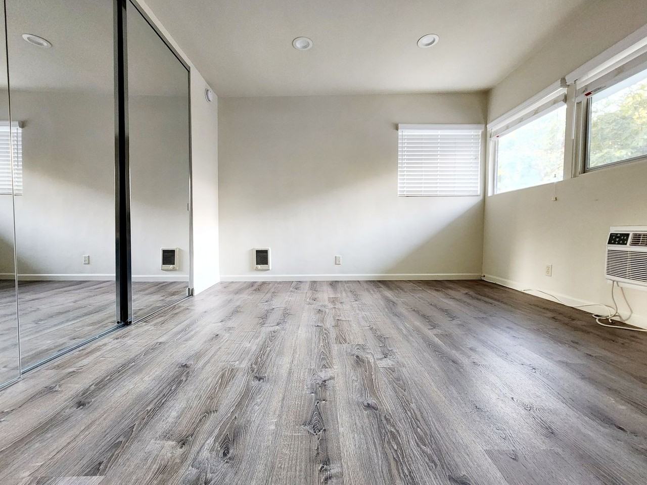 542 Glenrock Ave - Photo 5 of 6