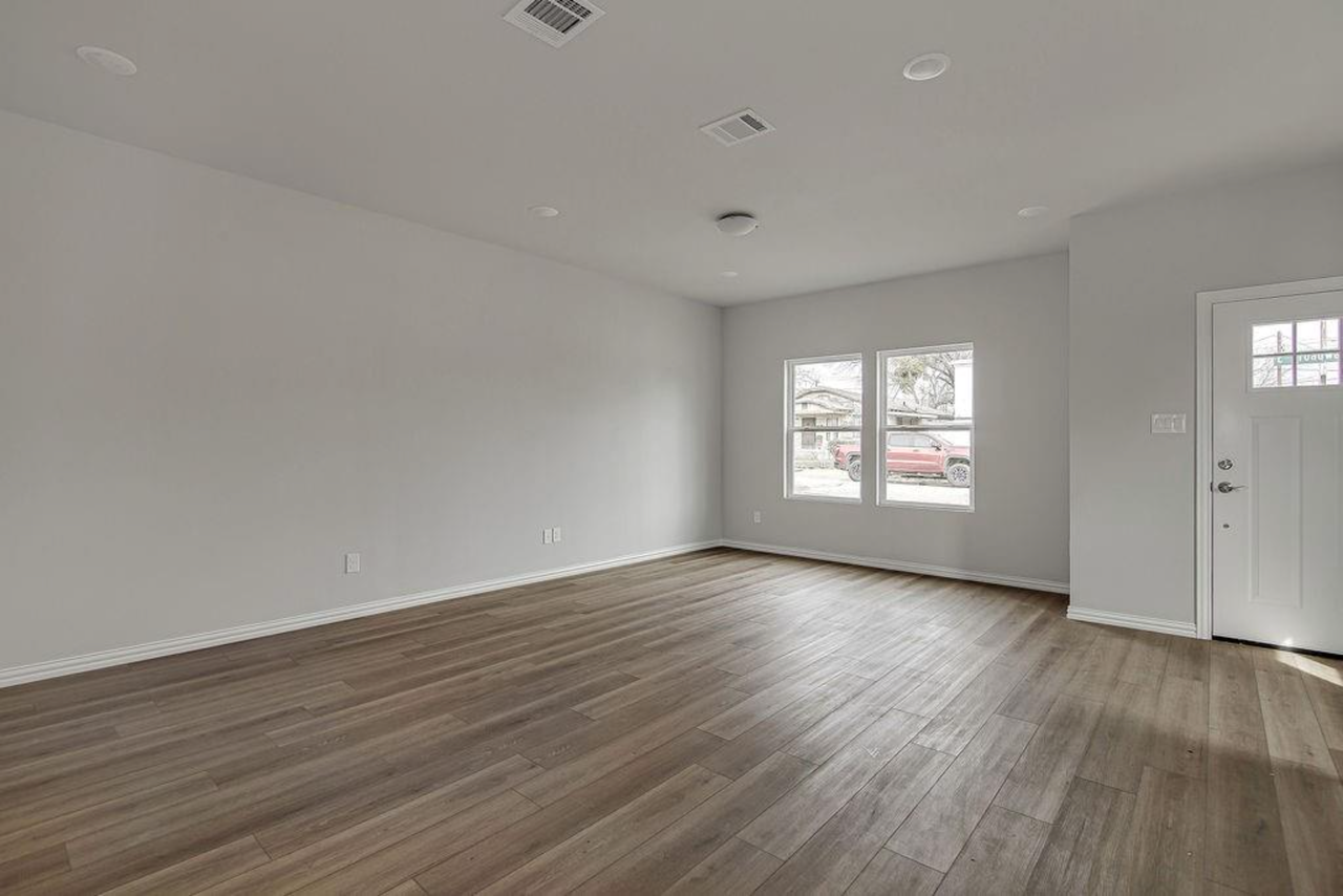 1138 E Broadway Ave #1138 - Photo 4 of 12