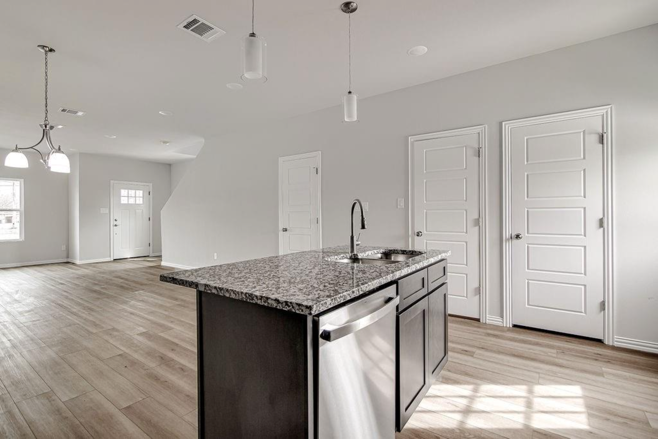 1138 E Broadway Ave #1138 - Photo 5 of 12