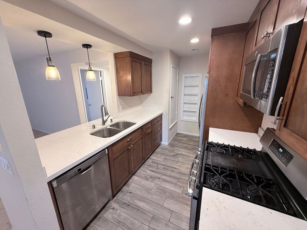 2035 Lakeridge Cir #101 - Photo 6 of 25
