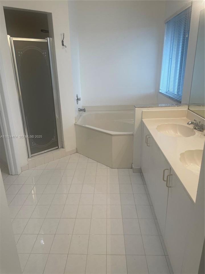 16852 Southwest 148th Avenue - Photo 5 of 29