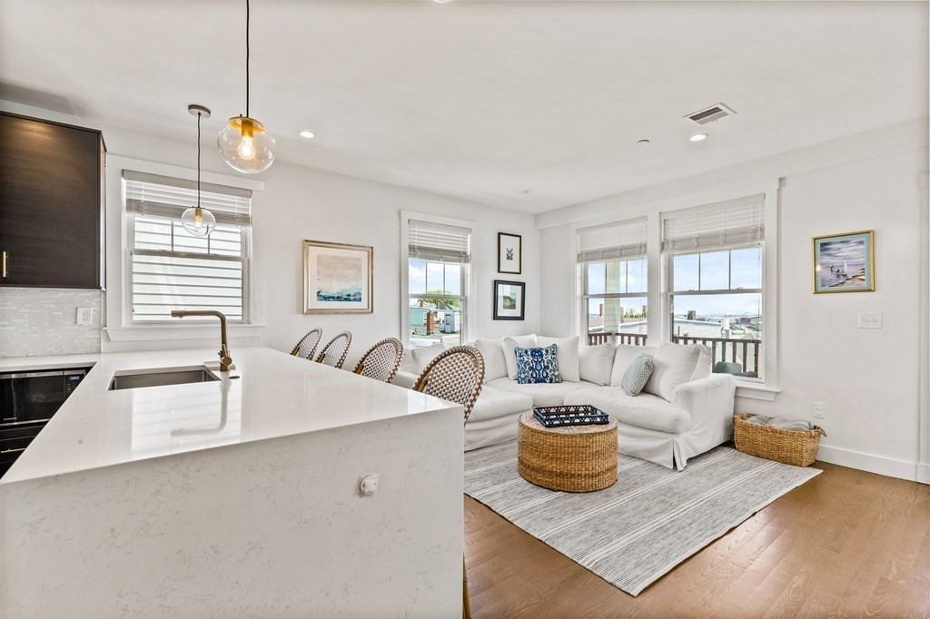 241 Lexington St #2 - Photo 5 of 21