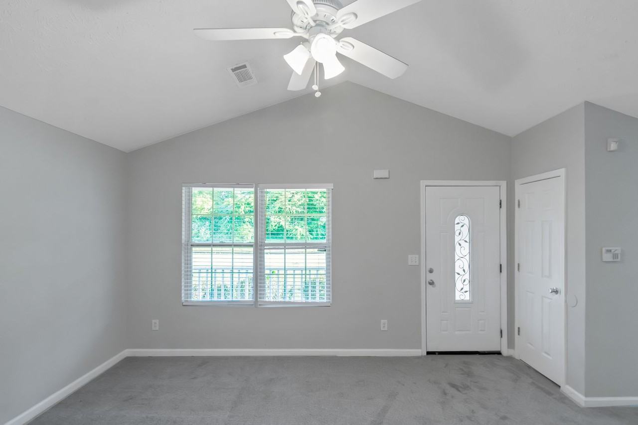 9540 Sleepy Hollow Ln - Photo 3 of 17