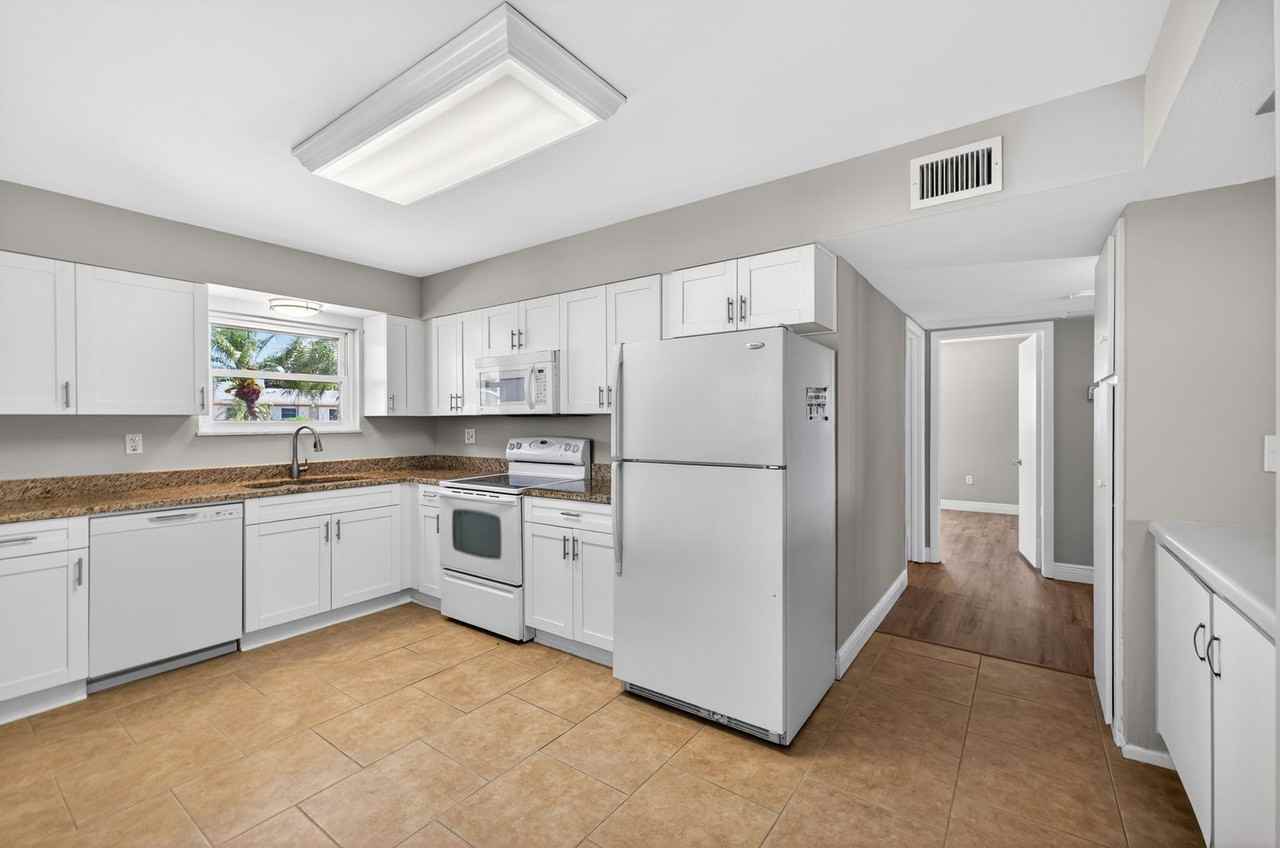 1528 Chevy Chase Dr - Photo 5 of 31