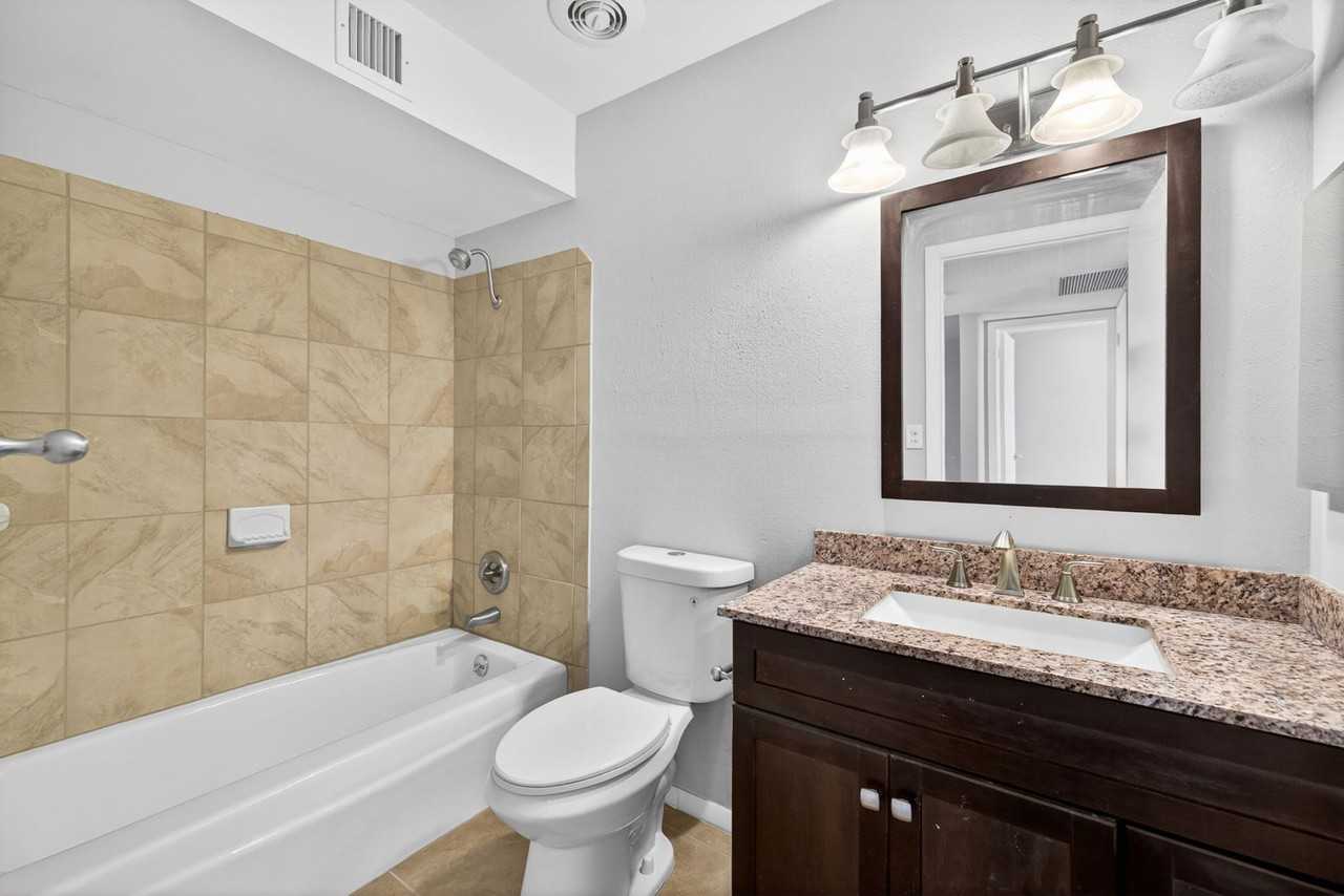 1528 Chevy Chase Dr - Photo 7 of 31
